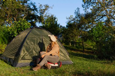 Maceracı Latin kadın tek başına kamp yapıyor.