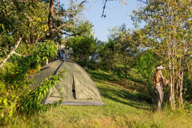 Maceracı Latin kadın tek başına kamp yapıyor.