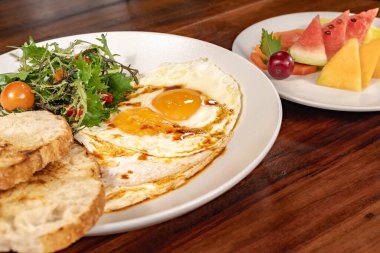 Kolombiya otelinde nefis bir kahvaltı.