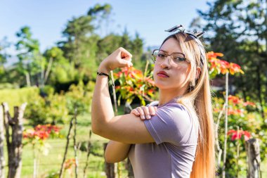 Kadınlar Günü, 8 Mart, güçlü ve kendine güvenen kadın. Liderliğini ve karakterini ifade eden bir kadın. Doğada mutlu bir kadın. Gözlüklü kız.