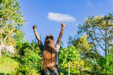 Kadınlar Günü, 8 Mart, güçlü ve kendine güvenen kadın. Liderliğini ve karakterini ifade eden bir kadın. Doğada mutlu bir kadın. Gözlüklü kız.