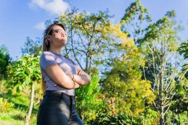 Kadınlar Günü, 8 Mart, güçlü ve kendine güvenen kadın. Liderliğini ve karakterini ifade eden bir kadın. Doğada mutlu bir kadın. Gözlüklü kız.