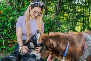 Kadınlar Günü, 8 Mart, güçlü ve kendine güvenen kadın. Rahatlık ve tazelik ifade eden bir kadın. Doğada mutlu bir kadın. Gözlüklü kız. Köpekli bir kadın..
