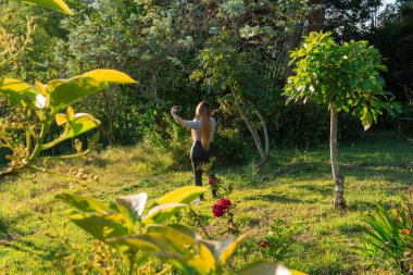 Kadınlar Günü, 8 Mart, güçlü ve kendine güvenen kadın. Rahatlık ve tazelik ifade eden bir kadın. Doğada mutlu bir kadın. Cep telefonlu bir kadın..