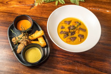 Lezzetli peynir ve sığır filetosu çorbası ile birlikte tavuk parmağı. Restoran yemeği. Başlangıç ve çorba. Otel.