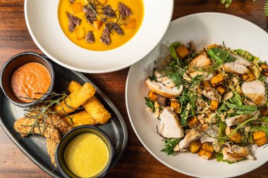 Başlangıç, çorba ve salata otel yemeği. Lezzetli restoranlar. Çeşitli seçenekler.