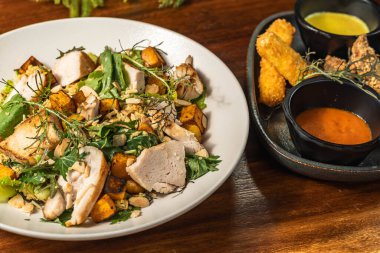 Peynir ve tavuk parmakları otel restoranında nefis bir salata ile başlar..