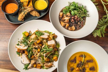 Başlangıç, çorba, salata ve ana yemek. Otel yemeği. Lezzetli restoranlar. Çeşitli seçenekler.