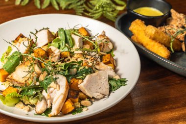 Peynir ve tavuk parmakları otel restoranında nefis bir salata ile başlar..