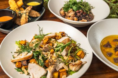 Başlangıç, çorba, salata ve ana yemek. Otel yemeği. Lezzetli restoranlar. Çeşitli seçenekler.