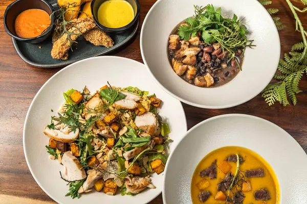 Başlangıç, çorba, salata ve ana yemek. Otel yemeği. Lezzetli restoranlar. Çeşitli seçenekler.