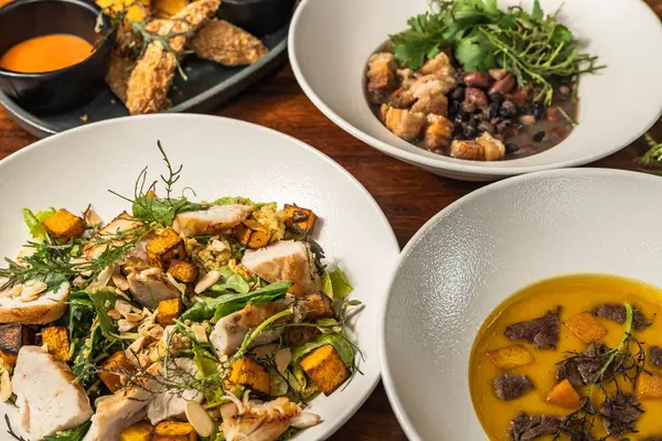 Başlangıç, çorba, salata ve ana yemek. Otel yemeği. Lezzetli restoranlar. Çeşitli seçenekler.