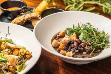 Fasulye ve pastırmalı lezzetli Kolombiya yemeği. Otel restoranında başlangıç peyniri ve salata.