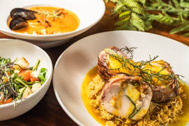 Portakallı pirinç tabanında salata ve deniz ürünleri çorbasıyla nefis madalyonlar. Lezzetli otel yemekleri..