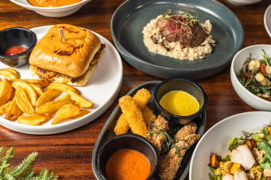 Bir otel restoranında paylaşmak için çeşitli enfes yemekler. Başlangıçlar, salatalar ve ana yemekler. Lezzetli yemekler ve farklı seçenekler..