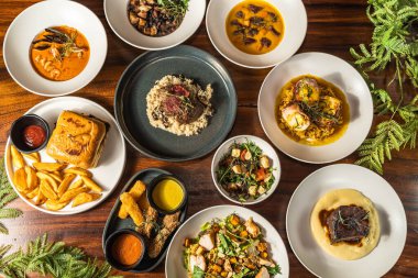 Bir otel restoranında paylaşmak için çeşitli enfes yemekler. Başlangıçlar, salatalar ve ana yemekler. Lezzetli yemekler ve farklı seçenekler..