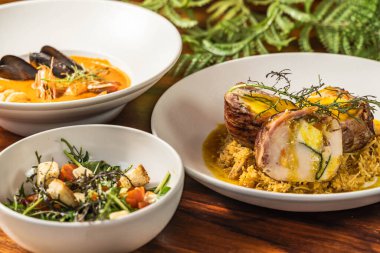 Portakallı pirinç tabanında salata ve deniz ürünleri çorbasıyla nefis madalyonlar. Lezzetli otel yemekleri..