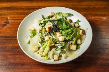 Tahta masada nefis tavuk sezar salatası. Otel restoranı yemeği. Gastronomi.