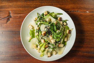 Tahta masada nefis tavuk sezar salatası. Otel restoranı yemeği. Gastronomi.