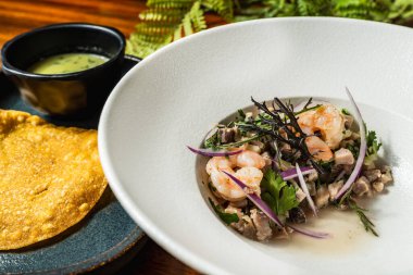 Bir otel restoranında sarı mısır ve sosla birlikte lezzetli karidesler. Gastronomi.