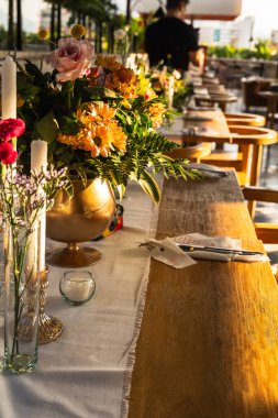 Otelin çatısında güzel ve zarif bir masa. Çiçekler, manzara ve zarafet.