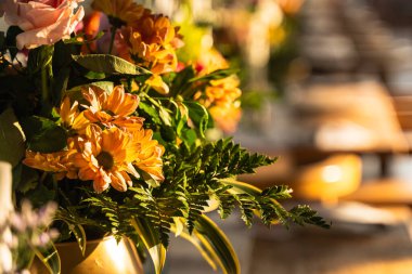 Otel restoranında güzel çiçekler. Gün batımı ışığı.