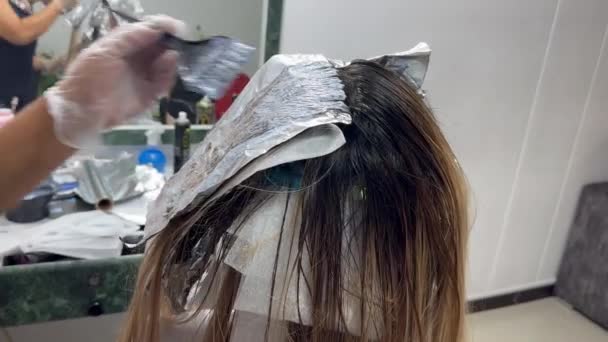 Stylista Oplachování Bělidlo Použití Ošetření Vlasů Kadeřník Klient Kosmetika Praní — Stock video