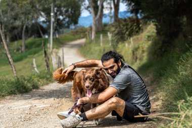 Hudut çoban köpeği kırsal kesimdeki kırsal kesimdeki kırsal kesimdeki kırma köpekten seve seve sevgi dileniyor.