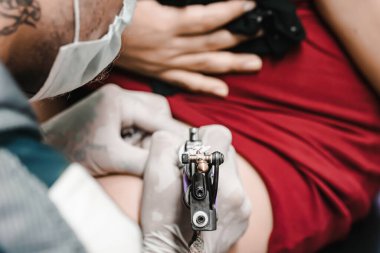 Profesyonel dövmeli kadın bacağı. Dövme sanatçısı, meslek, dövme. Genç kadın..