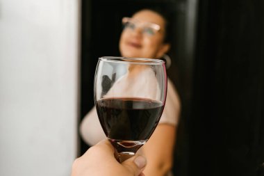 12 Mayıs Anneler Günü, güzel anne kadeh kaldırıyor ve özel randevusunu kutluyor..