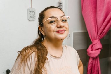 12 Mayıs Anneler Günü, güzel anne kadeh kaldırıyor ve özel randevusunu kutluyor..