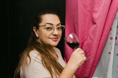 12 Mayıs Anneler Günü, güzel anne kadeh kaldırıyor ve özel randevusunu kutluyor..