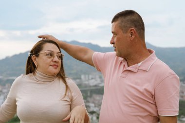 Güzel, birbirine aşık yetişkin bir çift konuşuyor ve doğal çevrelerine bakıyor, hayal kuruyorlar. Dışarıda mutlu ve romantik kocalar ve eşler. Anneler Günü, aile. Babalar Günü..