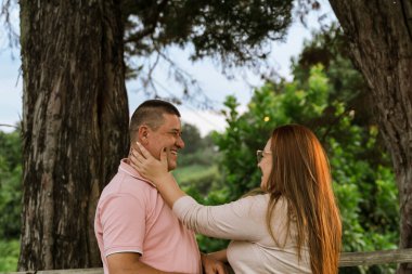 Güzel, birbirine aşık yetişkin bir çift konuşuyor ve doğal çevrelerine bakıyor, hayal kuruyorlar. Dışarıda mutlu ve romantik kocalar ve eşler. Anneler Günü, aile. Babalar Günü..