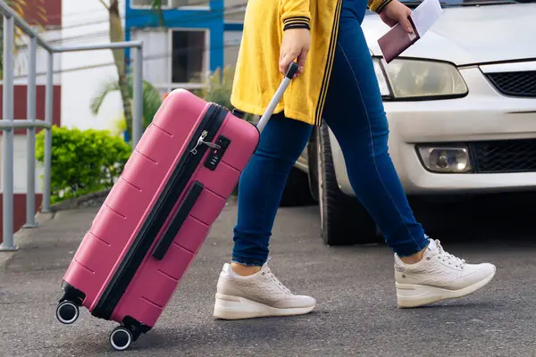 Happy Latina Woman Her Pink Suitcase Going Vacation Excited Woman — Stock Photo, Image