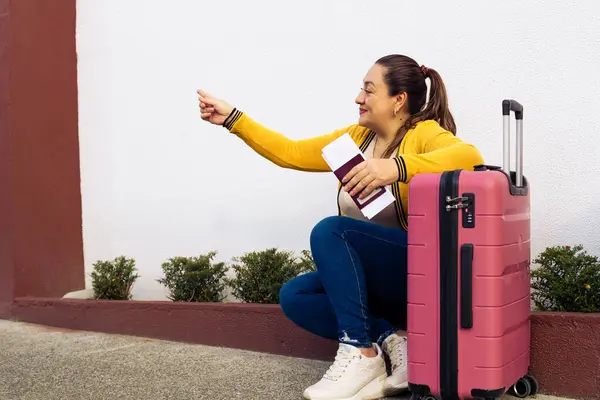 Beautiful Woman Summer Clothes Pink Suitcase Happy Her Hand Celebrating — Stock Photo, Image