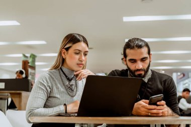 Takım bir iş arkadaşında dizüstü bilgisayarı üzerinde çalışıyor. Serbest meslek sahibi girişimciler. Ekonomik bağımsızlık. Analiz ve sonuçlar.