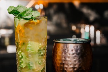 Afro-Amerikalı barmen, bir afrobeat etkinliğinde barda kokteyl hazırlıyor. Gece hayatı, parti ve barmenlik. Biçim.