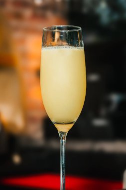 Afro-Amerikalı barmen, bir afrobeat etkinliğinde barda kokteyl hazırlıyor. Gece hayatı, parti ve barmenlik. Biçim.