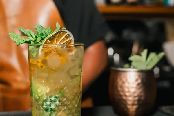 Afro-Amerikalı barmen, bir afrobeat etkinliğinde barda kokteyl hazırlıyor. Gece hayatı, parti ve barmenlik. Biçim.