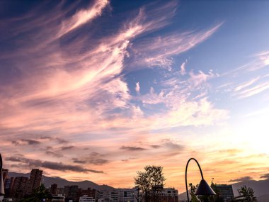 Medellin 'de, Kolombiya' da, vadide, turistik kentte ve gezilerde mavi bulutlar var.