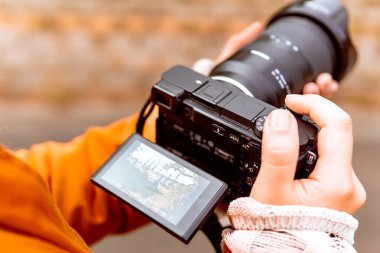 Sıcak bir günde tatilde fotoğraf çeken Latin kadın fotoğrafçı. Doğa ve güneş ışığı. Dünya Fotoğraf Günü.