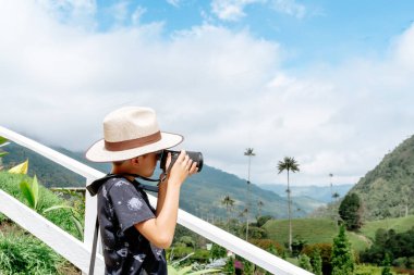 Çocuk fotoğrafçılığı, seyahat ve yürüyüş öğreniyor. Kolombiya, Cocora Vadisi. Aile.