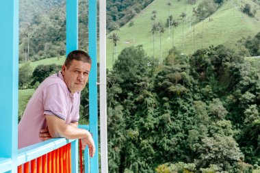 Kolombiya 'daki Valle del Cocora' da tatilin tadını çıkaran Latin bir adam. Yaşam tarzı, seyahat ve aile.