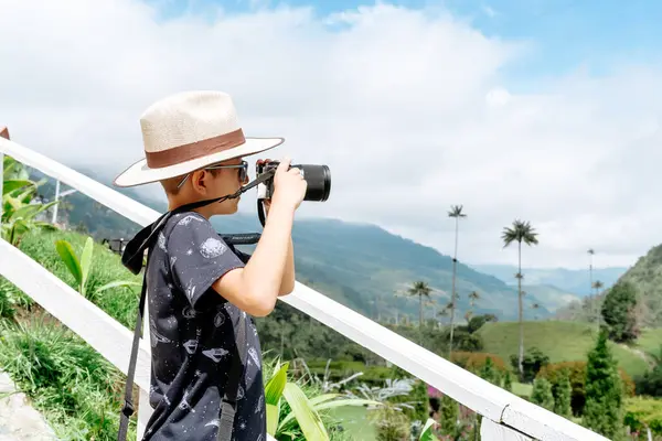 Çocuk fotoğrafçılığı, seyahat ve yürüyüş öğreniyor. Kolombiya, Cocora Vadisi. Aile.