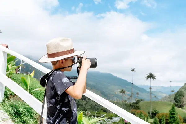 Çocuk fotoğrafçılığı, seyahat ve yürüyüş öğreniyor. Kolombiya, Cocora Vadisi. Aile.