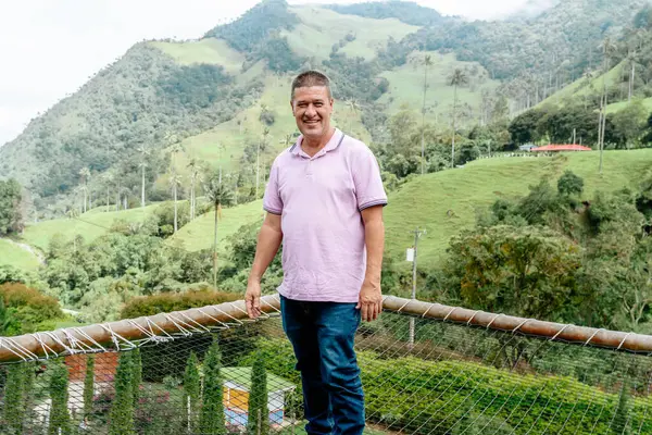 Kolombiya 'daki Valle del Cocora' da tatilin tadını çıkaran Latin bir adam. Yaşam tarzı, seyahat ve aile.