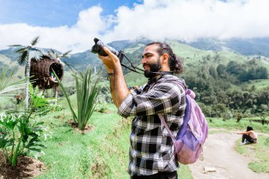 Latin gezgin, Kolombiya 'daki Cocora Vadisi' ni bildiğime sevindim. Fotoğraf, seyahat ve gezi..