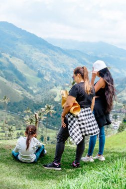 Latin aile Salento, Kolombiya 'daki Cocora Valley' de tatilde. Seyahatler, deneyimler ve geziler.