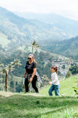 Latin aile Salento, Kolombiya 'daki Cocora Valley' de tatilde. Seyahatler, deneyimler ve geziler.